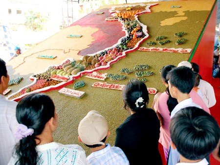 A map of Vietnam made of fresh fruit at the Fruit Festival in the Mekong Delta city of My Tho, Tien Giang Province, on April 19.(Photo:SGGP) A map of Vietnam made of fresh fruit at the Fruit Festival in the Mekong Delta city of My Tho, Tien Giang Province, on April 19.(Photo:SGGP)